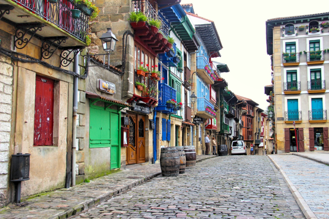The colorful streets of Hondarribia’s “Walled City” west of San Sebastián in the Basque province of Gipuzkoa, Spain. (Julie Jackson/The Korea Herald)