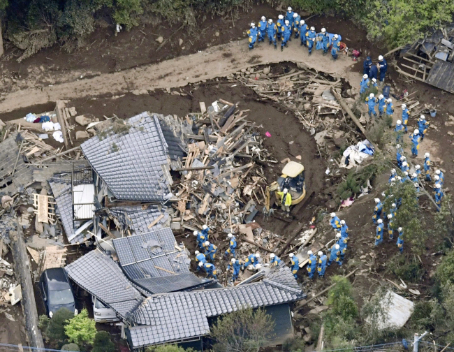 Police officers conduct a search operation at the site of a landslide caused by an earthquake in Minamiaso village, Kumamoto prefecture, Japan, Saturday, April 16, 2016. The powerful earthquake struck southwestern Japan early Saturday, barely 24 hours after a smaller quake hit the same region (AP-Yonhap)
