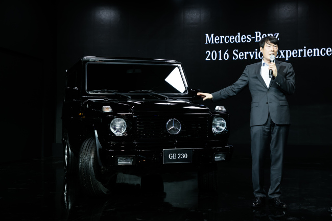 Korean legendary soccer player Cha Bum-kun shares memories of his restored Mercedes-Benz GE 230 SUV at the 2016 Service Experience Day, held by Mercedes-Benz Korea in Yongin, Friday. (Mercedes-Benz Korea)