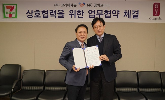 Korea Seven president Jung Seung-in (left) and Gong Cha Korea CEO Kim Eui-yeol sign a memorandum of understanding in Seoul on Sunday. (Korea Seven)