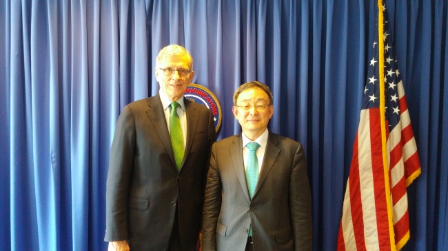 KOREAN TELECOM WATCHDOG BEEFS UP TIES WITH U.S. COUNTERPART -- Tom Wheeler (left), chairman of the U.S. Federal Communications Commission, and Choi Sung-joon, chairman of South Korea’s telecommunications regulator Korea Communications Commission pose at a meeting held at the FCC last week. They discussed a range of issues including mergers between telecom companies and broadcasting firms, privacy laws, net neutrality and spectrum auctions. (KCC)