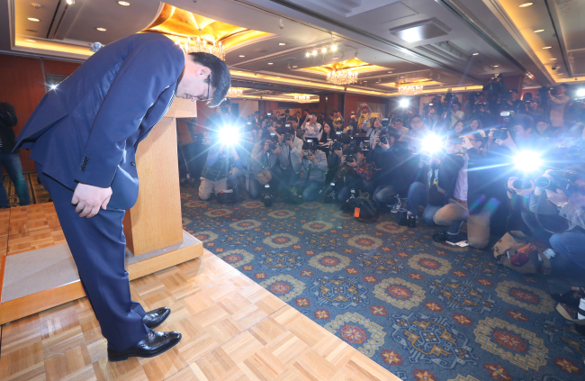 Lotte Mart CEO Kim Jong-in apologizes at a news conference in Seoul on Monday. (Yonhap)