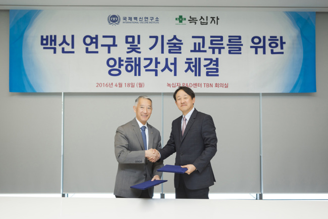 Lee Byung-geon, president of Green Cross Holdings shakes hands with Jerome Kim, director general of the International Vaccine Institute after signing a memorandum of understanding on Zika virus vaccine development Monday at the company‘s research and development center in Yongin, Gyeonggi Province. (Green Cross)