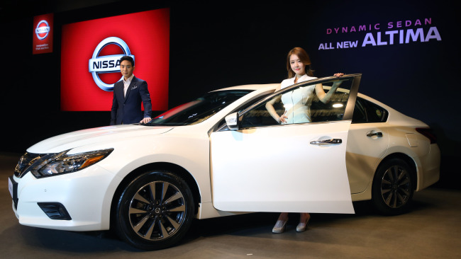 NISSAN UNVEILS NEW MIDSIZE SEDAN -- Nissan Korea unveiled its new midsize sedan All-New Altima, which has a combined fuel efficiency of 13.3 kilometers per liter, in Seoul on Tuesday. The price of the new sedan starts from 29.9 million won ($26,270). (Nissan Korea)