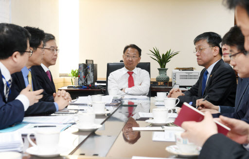 Deputy Prime Minister Yoo Il-ho in a meeting (Yonhap)