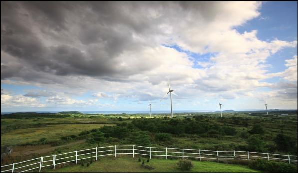 Wind power plants operate on Jejudo Island. (Yonhap)