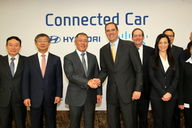 Hyundai Motor vice chairman Chung Eui-sun (third from left) and Cisco Systems CEO Chuck Robbins (fourth from left) pose after a meeting at the carmaker’s headquarters in Seoul on Tuesday. (Hyundai Motor)