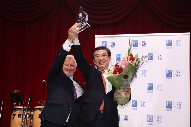 Incheon International Airport Corp. CEO Chung Il-young (right) receives the award for best airport by size and region from Declan Collier, chairman of the Airports Council International World Governing Board, at Warner Bros. Movie World in Gold Coast, Australia, Tuesday. Incheon International Airport