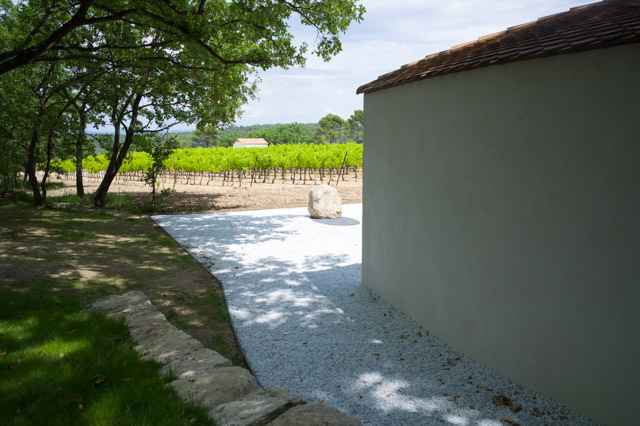 The Making of House of Air by Lee Ufan(2014) at Château La Coste (© Lee Ufan; Courtesy of Château la Coste/Photograph by Andrew/Kukje Gallery)