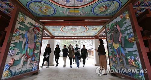 Foreigners at a Korean temple (Yonhap)