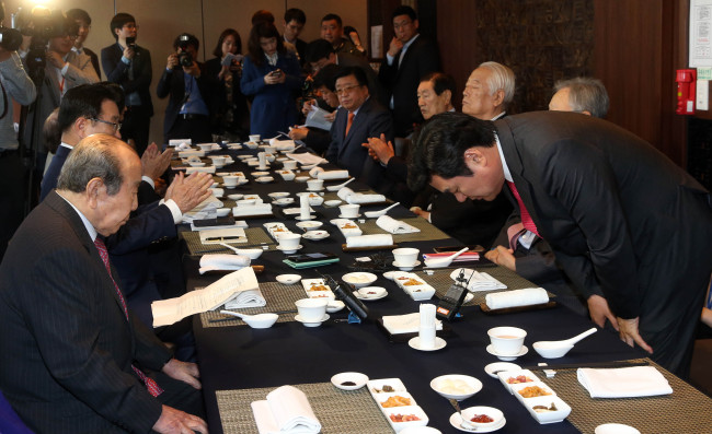 Saenuri interim chief Rep. Won Yoo-chul bows to greet the party’s senior advisors during a luncheon in Seoul on Thursday. (Yonhap)