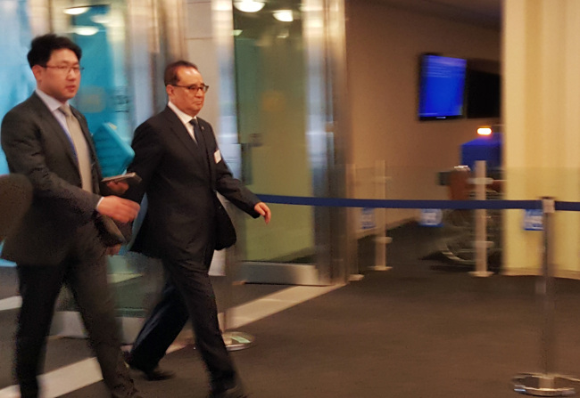 North Korean Foreign Minister Ri Su-yong (right) enters the U.N. headquarters in New York on Thursday. (Yonhap)