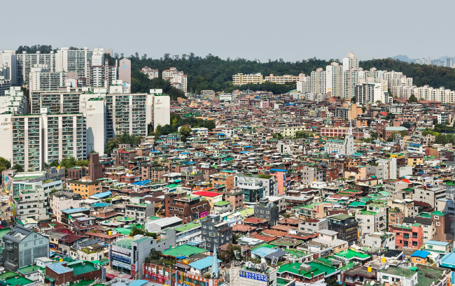 A densely-populated residential district in Seoul by photographer Shin Kyung-sub (Courtesy of the artist)
