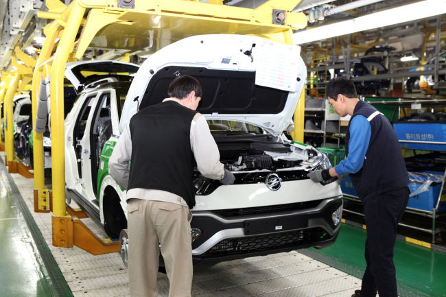 Technicians work on building a Tivoli model. (Ssangyong Motor)