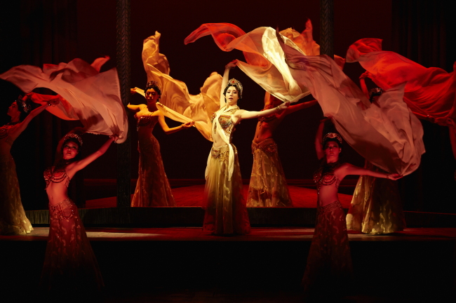 Ok Joo-hyun stars in new musical “Mata Hari at the Moulin Rouge.” (EMK)