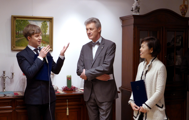 European Union Ambassador Gerhard Sabathil (center) listens to Julian Quintart (left), disc jockey and television celebrity on JTBC`s 