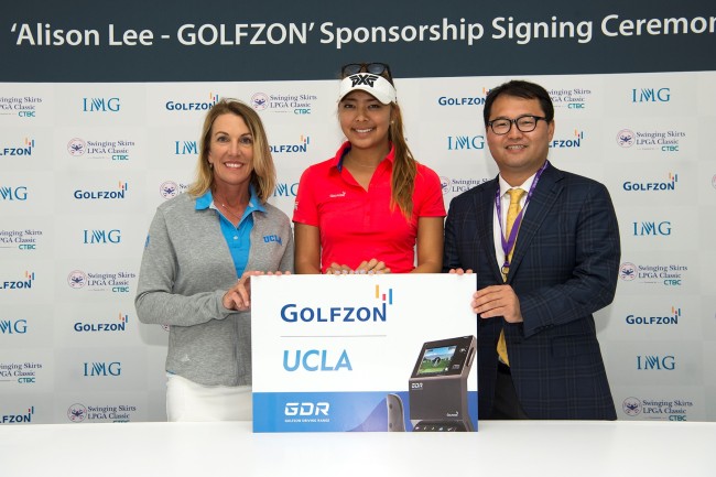 Golfer Alison Lee (center) poses with Golfzon executive Tommy Lim (right) and Carrie Forsyth, head coach of the golf team at University of California, Los Angeles, after attending the sponsorship event in the United States last week. (Golfzon)