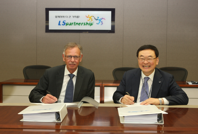 LS Cable & System president Yoon Jae-in (right) and Torben Glar Nielsen, chief technology officer at Energinet, pose after signing a contract agreement on extra voltage cable supply at LS C&S headquarters in Anyang, Gyeonggi Province, Monday. (LS Cable & System)