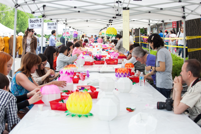 Foreign participants make lotus lanterns at a craft booth. (Yeon Deung Hoe Preservation Committee)