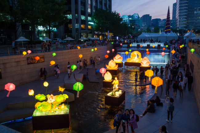 Traditional lantern exhibition at Cheonggyecheon stream (Yeon Deung Hoe Preservation Committee)