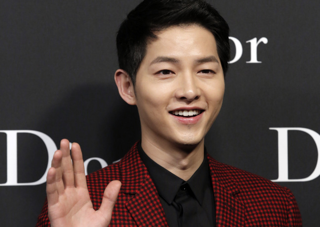 Song Joong-ki attends the Dior Homme 2016-2017 winter collection fashion show in Hong Kong on April 22. (AP-Yonhap)