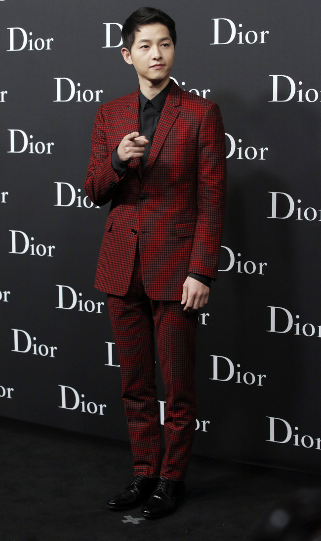 Song Joong-ki attends the Dior Homme 2016-2017 winter collection fashion show in Hong Kong on April 22. (AP-Yonhap)