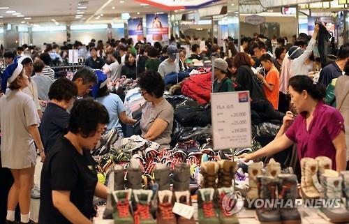 Consumers at a department store in Seoul (Yonhap)