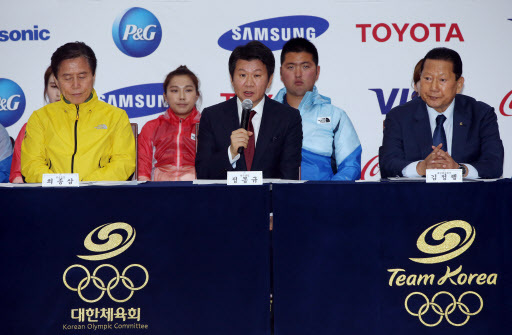 Chung Mong-gyu (center), head of the South Korean delegation for the 2018 Rio Summer Olympics, talks during a press conference at the National Training Center in Taereung, Seoul, Wednesday. (Yonhap)