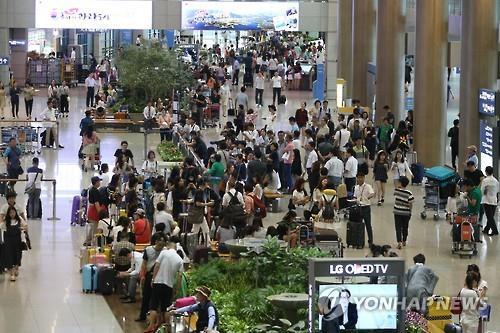 Travelers at Incheon International Airport (Yonhap)