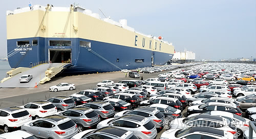 Hyundai vehicles are lined up at Ulsan Port, waiting for shipment. (Yonhap)