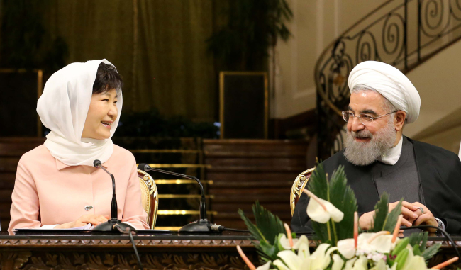 South Korean President Park Geun-hye and her Iranian counterpart Hassan Rouhani hold a joint news conference after their summit talks at Iran’s presidential palace in Tehran on Monday. Yonhap