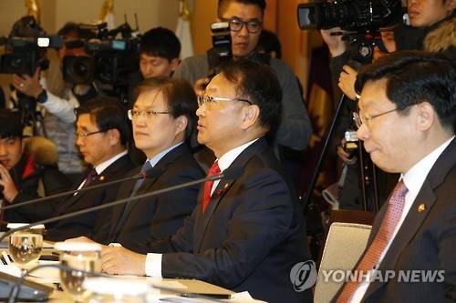 Finance Minister Yoo Il-ho (second from right) (Yonhap)