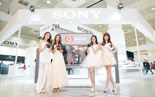 Sony Korea will showcase its latest cameras and lenses at the Photo and Imaging 2016, the largest photography and imaging trade show in Asia, which kicked off Wednesday through Sunday at Coex in southern Seoul. (Sony Korea)