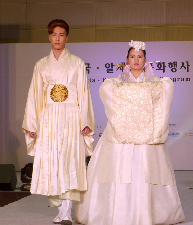 Models wearing traditional Korean clothings created by Korean designers Park Hyo-hee and Ham Eun-jeong. (Joel Lee / The Korea Herald)