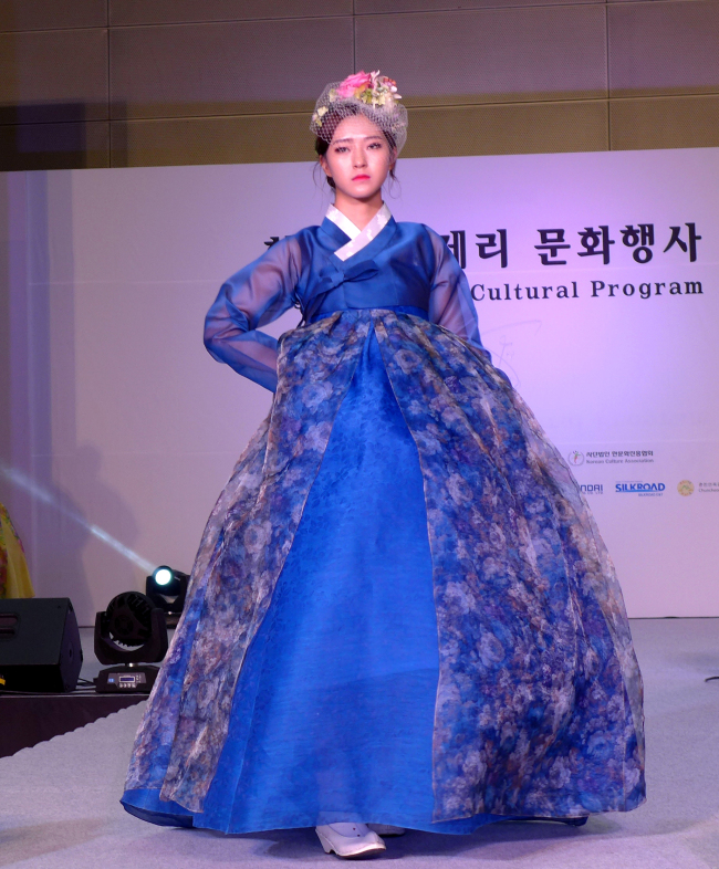Models wearing traditional Korean clothings created by Korean designers Park Hyo-hee and Ham Eun-jeong. (Joel Lee / The Korea Herald)