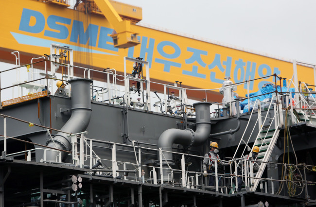 Workers at a dock of Daewoo Shipbuilding and Marine Engineering in Geoje City, South Gyeongsang Province. (Yonhap)