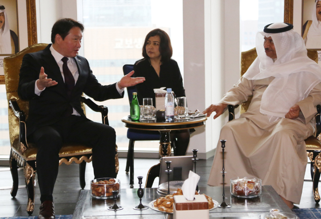 SK Group chairman Chey Tae-won (left) talks with Prime Minister of Kuwait Jaber Mubarak Al-Hamad Al-Sabah on Tuesday (SK Group)