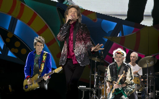 Mick Jagger (left) and Keith Richards perform “Jumping Jack Flash” during the Rolling Stones’ “No Security Tour” performance on March 22, 1999 at the Fleet Center in Boston. (AP-Yonhap)