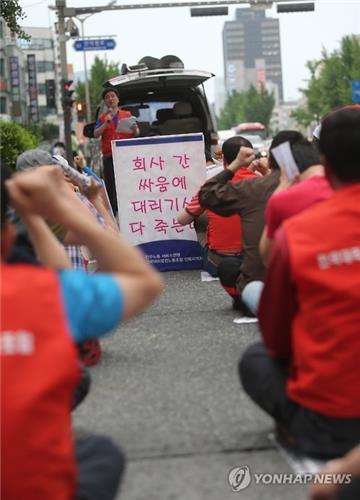 2015년 7월 27일 전북 전주시 덕진구 한국은행 전북본부 앞에서 열린 전북대리운전업자 규탄 결의대회에서 참석자들이 구호를 외치고 있다. (Yonhap)