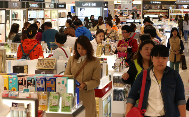 Hundreds of Chinese tourists shop at a major duty-free store in Seoul on May 1, the second day of the Chinese Labor Day holiday (Apr. 30 - May 2) which attracted an estimated 63,000 Chinese tourists to Korea. (Yonhap)