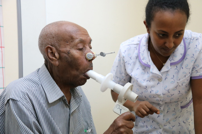 Lefargachew Abebe, an 86-year-old Korean War veteran, receives a checkup at the Myungsung Christian Medical Center Hospital in Addis Ababa on May 6. (Yonhap)