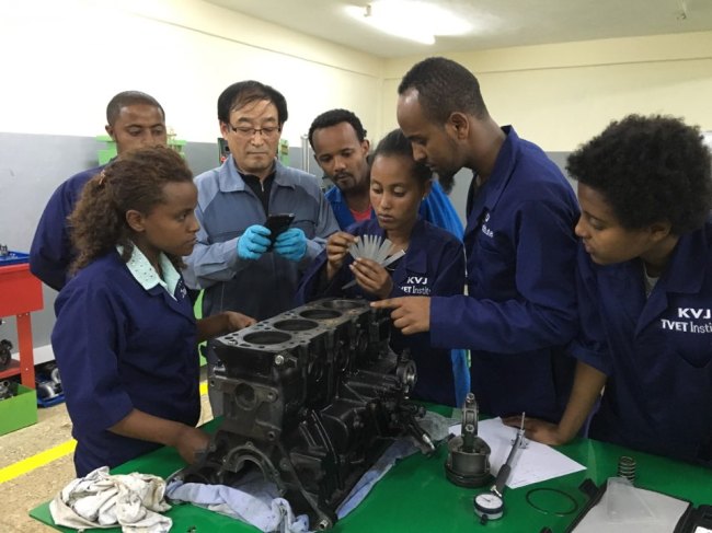 Fitsum (second from right), the 26-year-old son of an Ethiopian Korean War veteran, and other automotive students take a lesson from a Korean instructor at the Korean Veterans Juniors TVET Institute jointly established in Addis Ababa by the Korea International Cooperation Agency and the Korea Chamber of Commerce & Industry. (Shin Hyon-hee/The Korea Herald)