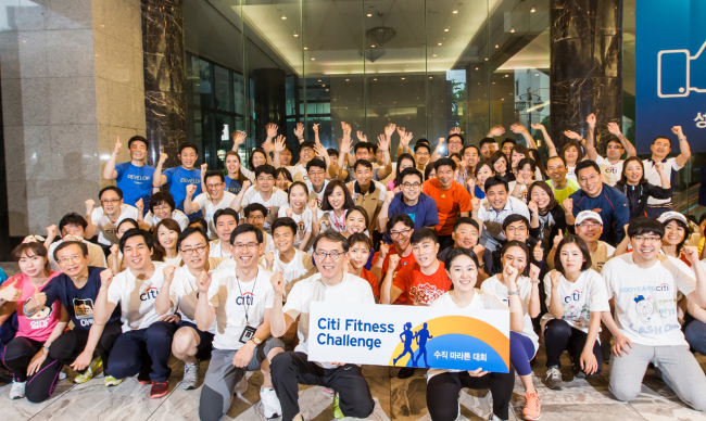 Citibank Korea CEO Park Jin-hei (front left) and Citibank employees take part in the vertical marathon at Citibank Korea’s headquarters on May 10. (Citibank Korea)