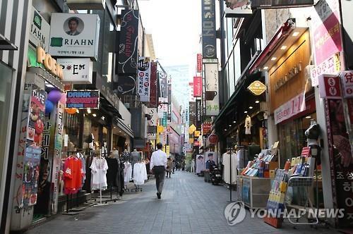 Myeongdong shopping district in downtown Seoul (Yonhap)