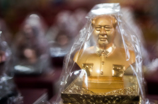 A Mao statue wrapped in plastic is on display in a Mao memorabilia shop in Shaoshan, China, April 20. (AFP-Yonhap)