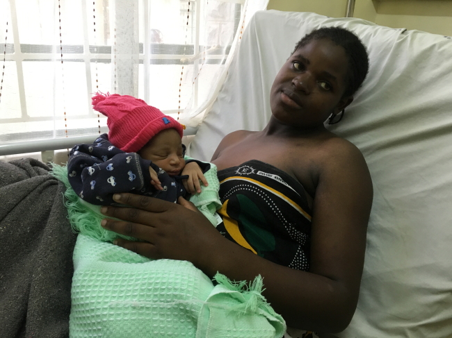 Salome Aluso, 20, poses with her newborn baby at the Kitengela Sub-county Hospital built in Kajiado, Kenya, by the Korea International Cooperation Agency.(Shin Hyon-hee/The Korea Herald)