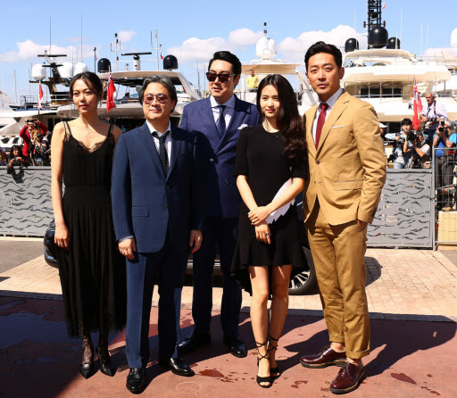 From left: Actress Kim Min-hee, film director Park Chan-wook, actor Cho Jin-woong, actress Kim Tae-ri and actor Ha Jung-woo pose at the Cannes International Film Festival in France, Saturday. (Yonhap)