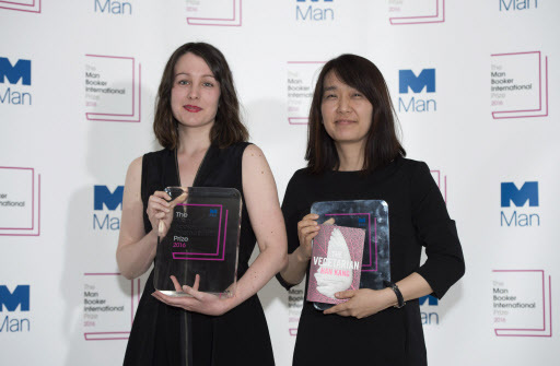 Han Kang (right) and translator Deborah Smith pose after being announced as the winners of the Man Booker International Prize 2016 for “The Vegetarian” at the Victoria & Albert Museum in London on Monday. (EPA-Yonhap)