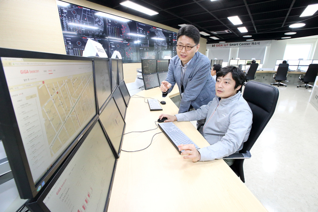 KT on Wednesday opened its GiGA IoT Smart Center, a control tower that monitors the telecom carrier’s Internet of Things services, at a regional office in Gwacheon, Gyeonggi Province. (KT)