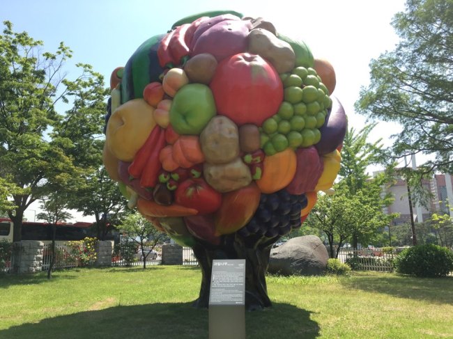 “Fruit Tree” by Choi Jeong-hwa stands near the Memorial Hall inside the National Assembly. Kim Da-sol/The Korea Herald